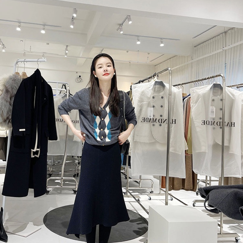 UM's new autumn and winter checkered all-wool knitted women's cardigan, versatile wool sweater, Korean-style coat top, V-neck, long-sleeved Application Scenario