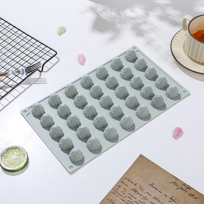 The new 35-piece pinecone series chocolate mousse food-grade silicone mold is easy to demold and clean. Baking mold