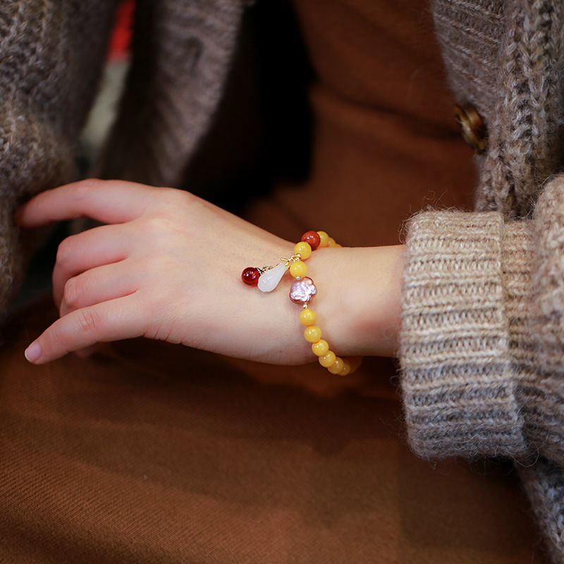 Natural beeswax single-loop bracelet for women, white magnolia flower and freshwater pearl blood amber south red diy bracelet, Chinese style Application Scenario