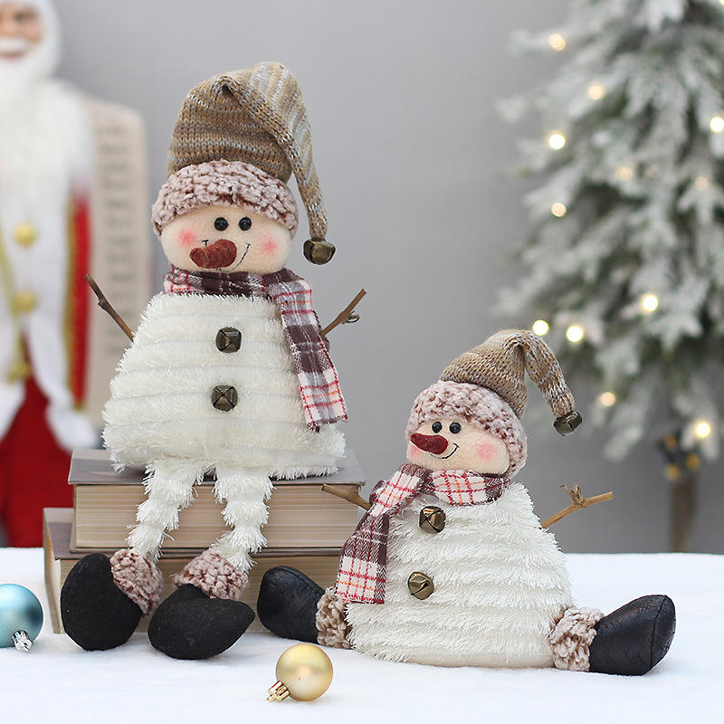 小额批发圣诞新品坐姿布艺雪人公仔尖帽礼帽跨腿复古玩偶装饰摆件图