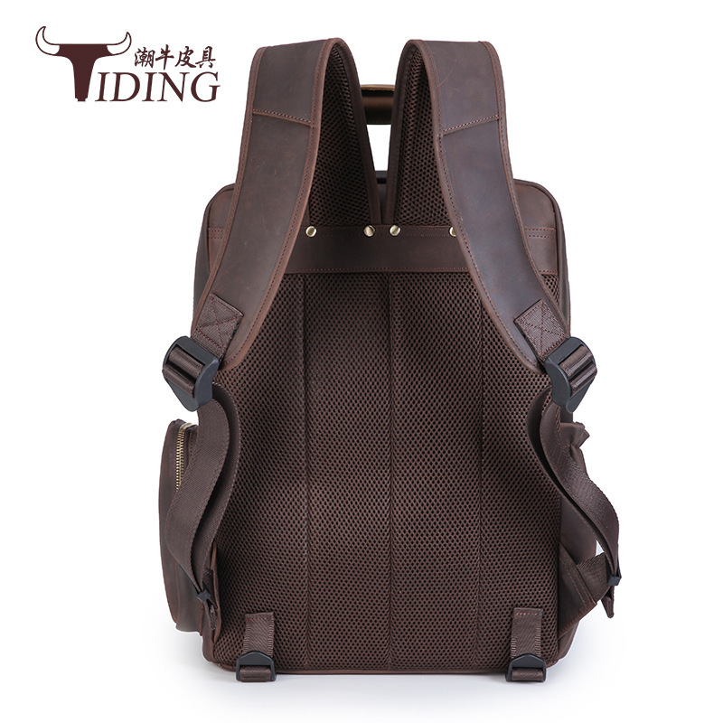 Outdoor camera bag, retro crazy horse leather backpack, genuine leather single-lens reflex camera bag, detachable inner liner, camera backpack Application Scenario