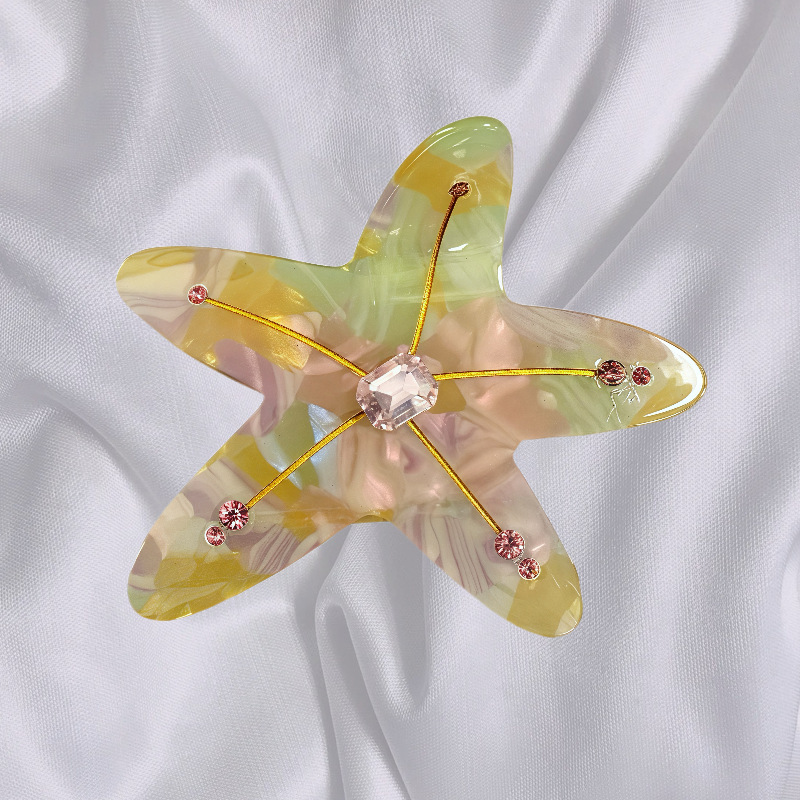 Yumi Accessories: High-quality, flowing starfish claw clip, diamond-encrusted, shiny and fresh medium-sized shark clip, back head hair accessory Application Scenario