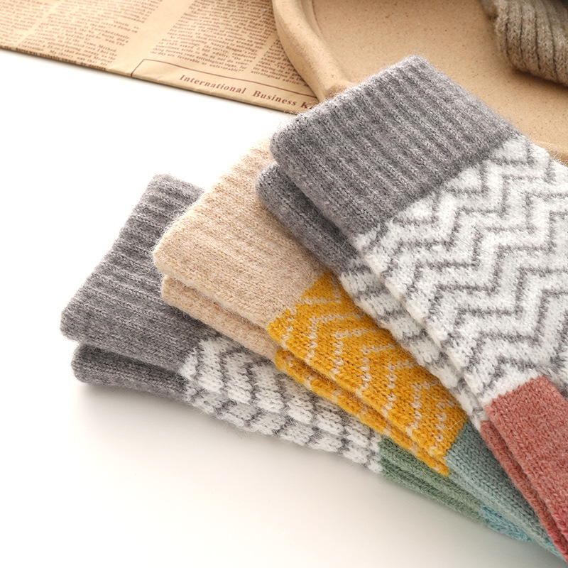 Warm gloves for women in autumn and winter, with additional fleece for cold protection, knitted jacquard wavy wool, touch screen, five-finger gloves Specification image