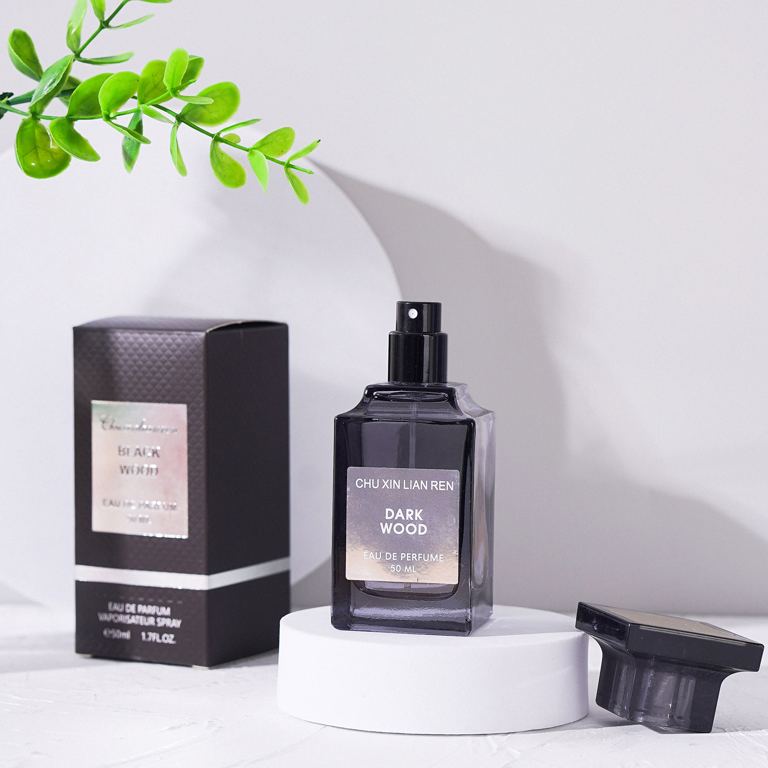 This men's and women's perfume, the same as Douyin, is fresh, elegant and has a long-lasting fragrance. It features a student woody scent and is presented with ebony agarwood Specification image