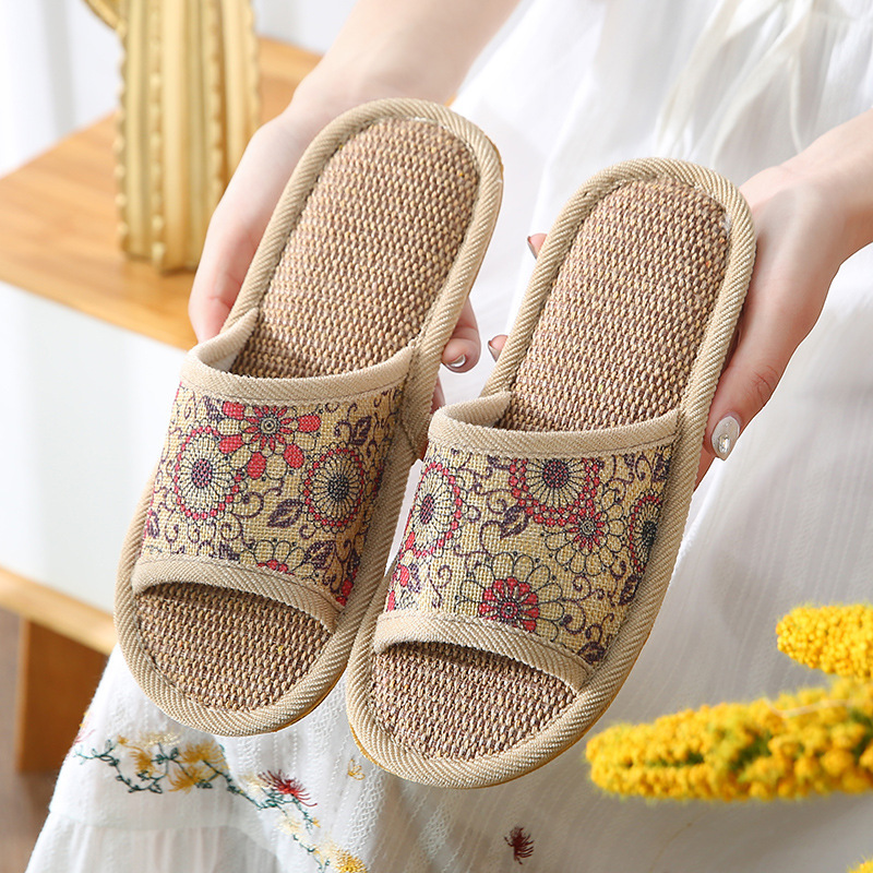 Linen slippers for women are cute all year round, indoor anti-slip home, home wheels, cotton and linen couple, soft-soled cool slippers for men, spring and autumn Application Scenario