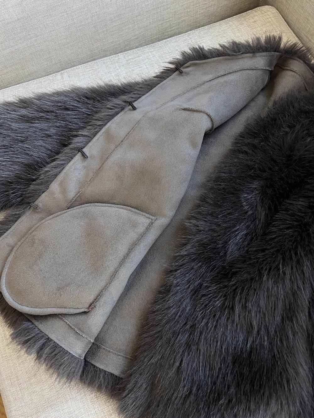 A new eco-friendly fur short fur-like fur coat for women in the winter of 2024, featuring a high-end grey fur coat pic 7