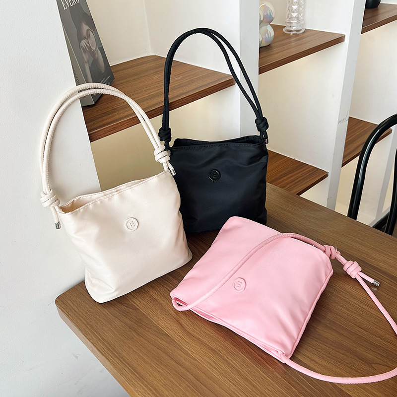 大容量水桶女包尼龙布休闲包2024夏季新款手提篮子轻便通勤腋下包