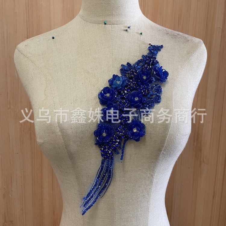 The bride's wedding evening dress is made of fish-tail appliqued pattern material and lace patches details Picture