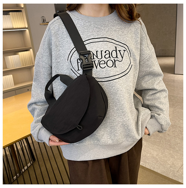 A new Japanese high-end crossbody bag with a minimalist and lightweight design and a high level of appearance. It features a niche single-shoulder bag and a versatile fabric bag Specification image
