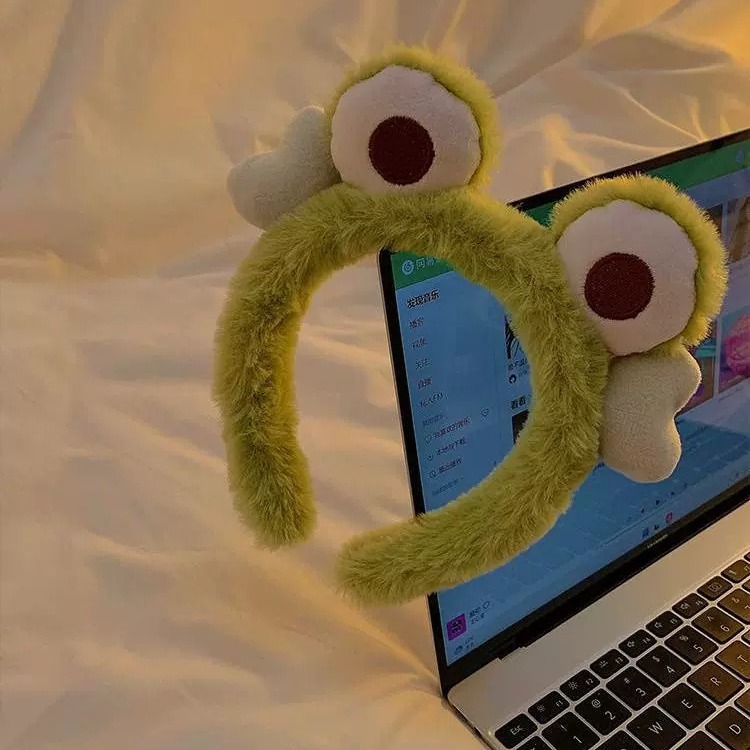 Cute little frog hair tie, special cartoon and funny home hair band for girls to apply facial masks, wash face, four-season headband hair clip Application Scenario