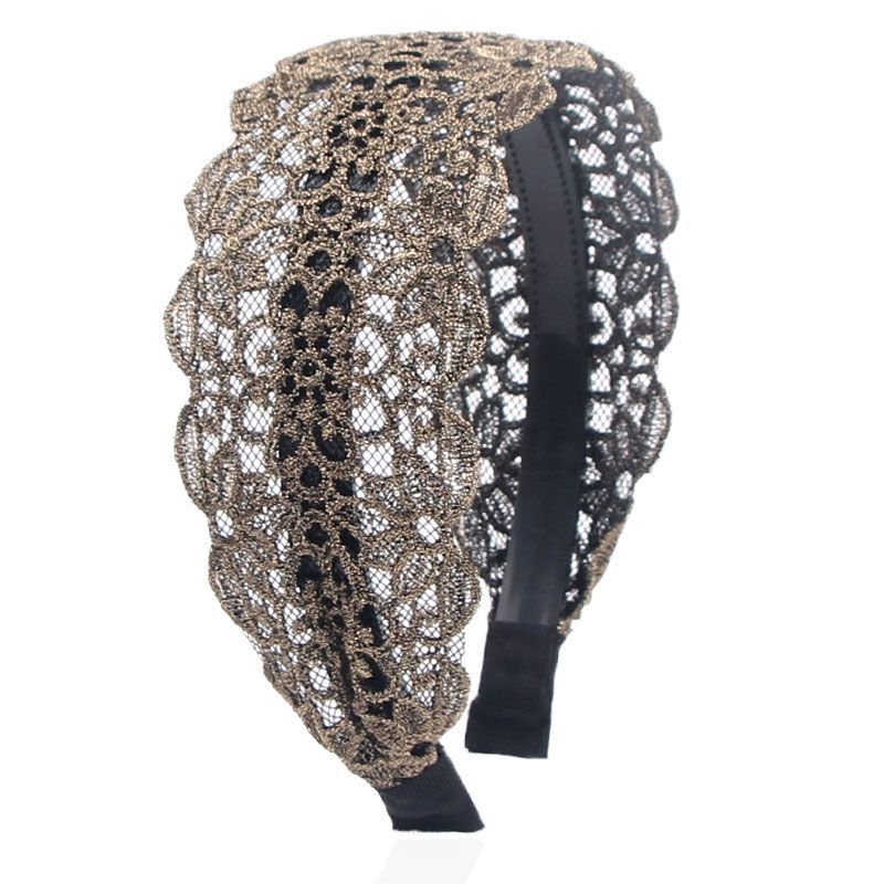 وكانت المرأة التي تغطي شعرها الابيض تصطحب الطوق في الصيف Item Picture