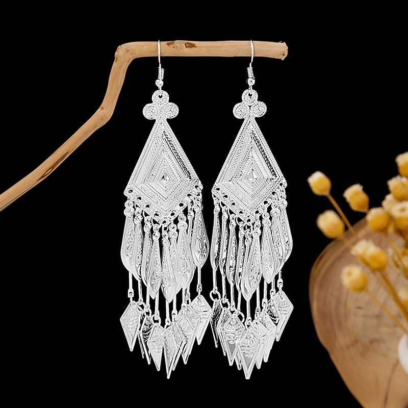 European and American Bohemian long tassel stud earrings, retro ethnic style Miao silver earrings, geometric round small fish earrings Application Scenario