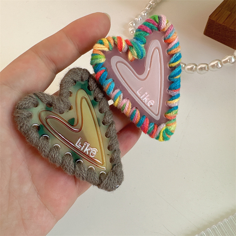 A 2D heart-shaped side clip with a sweet, cool and cute texture, a one-line hair clip with a spring duckbill, and a high-end look for a girl's headwear