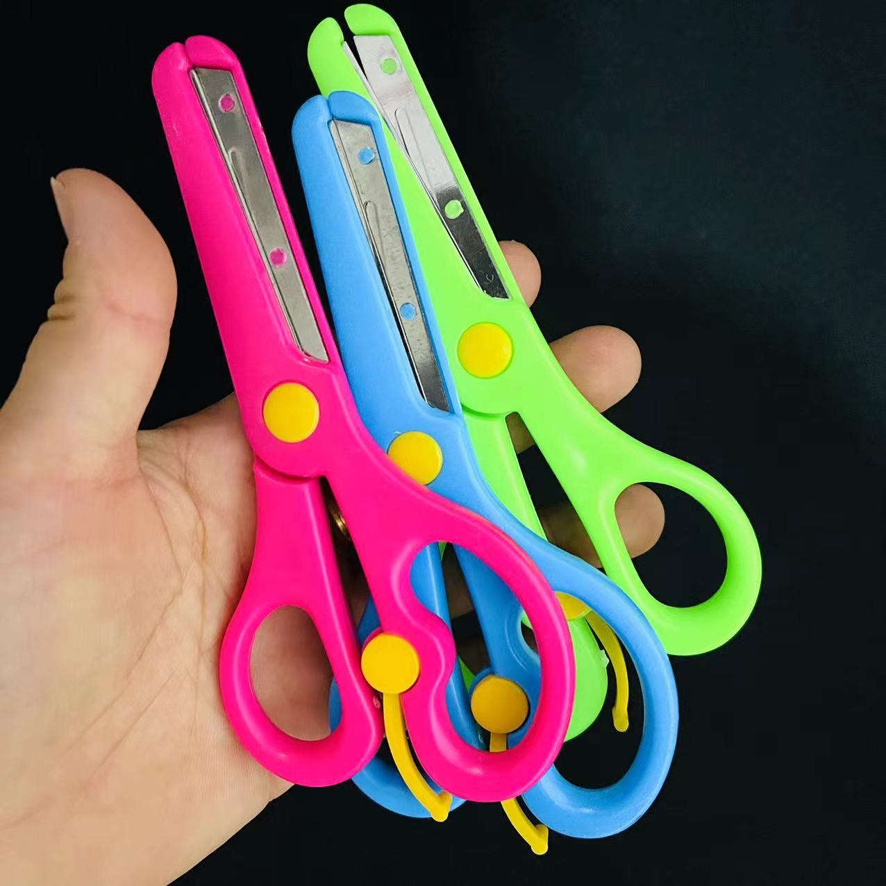 【 Zone 2-8 】 Color iron scissors 50/ Pack 1000/ box Children's scissors, Safety scissors, kindergarten primary school students' round head handmade paper-cutting scissors, small scissors set wholesale Application Scenario