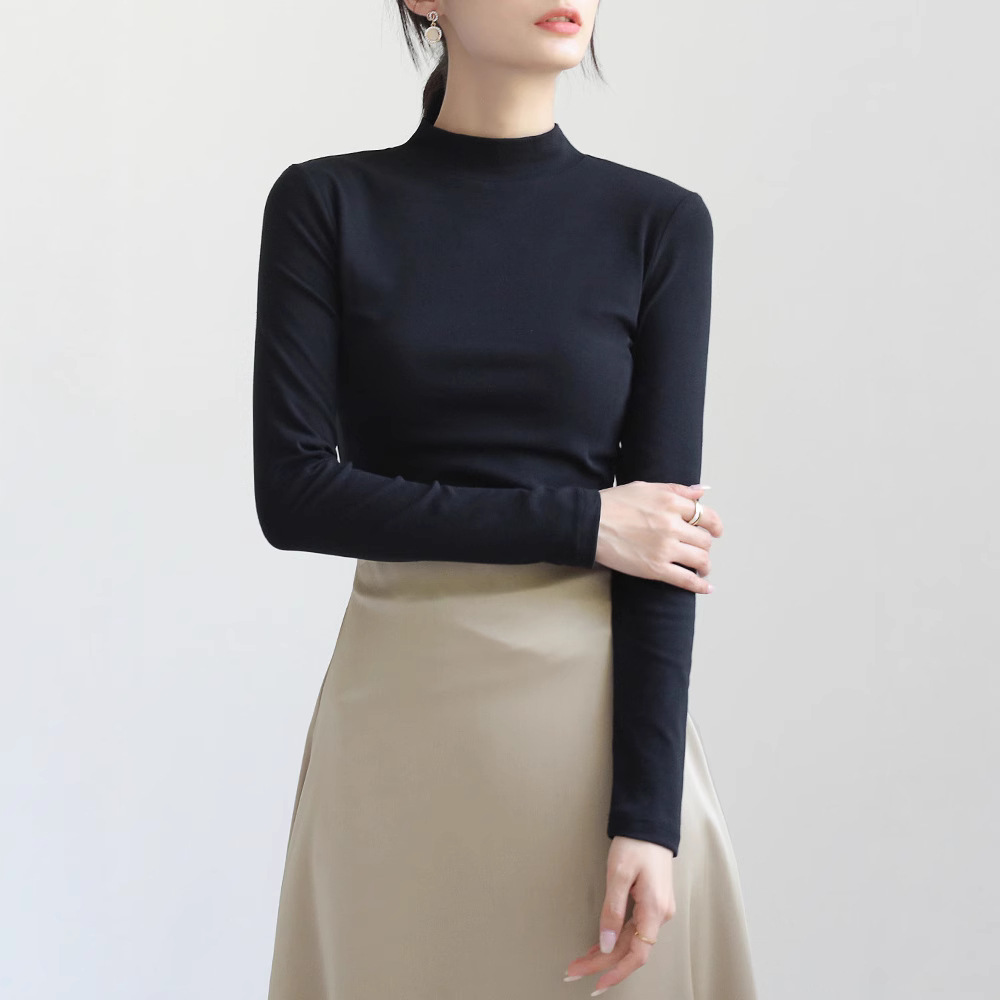 A white base layer with a small stand-up collar, paired with an autumn and winter fleece top and a pure cotton mid-neck long-sleeved T-shirt for a slimming look Application Scenario
