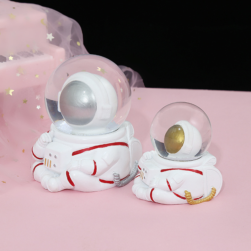 Astronaut Crystal Ball Astronaut Trinket Light Water Balloon Light Resin Craft Gift Student Birthday Gift Application Scenario
