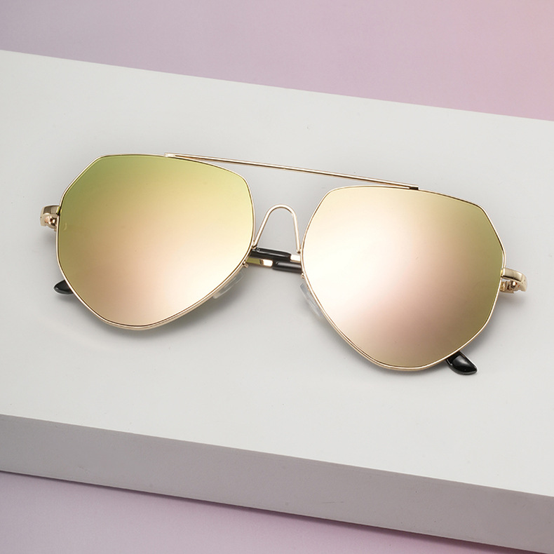 Fashionable sunglasses for men and women, European and American metal sunglasses 2024 new product, polygonal glasses, dazzling color film sunglasses Application Scenario