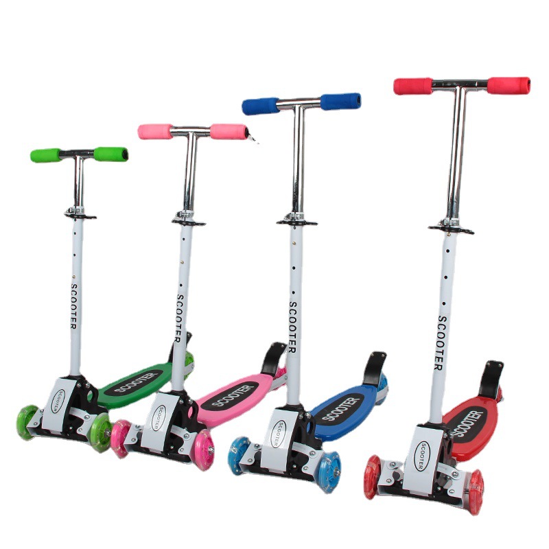 Manufacturers Direct Children's Four-Wheel Skateboard Can Be Lifted With Flash With Cartoon Folding Children's Scooter details Picture