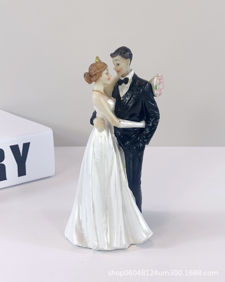 新郎新娘树脂婚礼摆件甜品台蛋糕装饰结婚纪念品婚庆人偶情侣礼物产品图