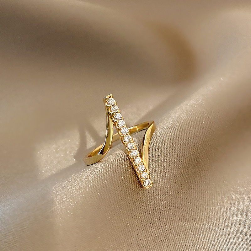 Kimoj's New Japanese-Style Light Luxury Hollowed-Out Ring Exudes A Sense Of High-End Elegance And Fashion. It's A Fashionable And Individual Index Finger Ring That Has Become A Popular Trend With A Cold And Slightly Set Design details Picture