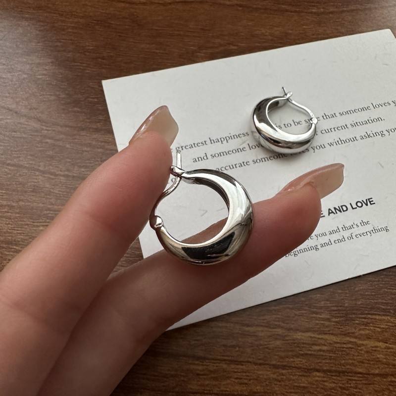 S925 sterling silver Korean version, with a niche design sense, U-shaped crescent-shaped ear buckles, a simple and fashionable ear accessory for Korean bloggers Application Scenario
