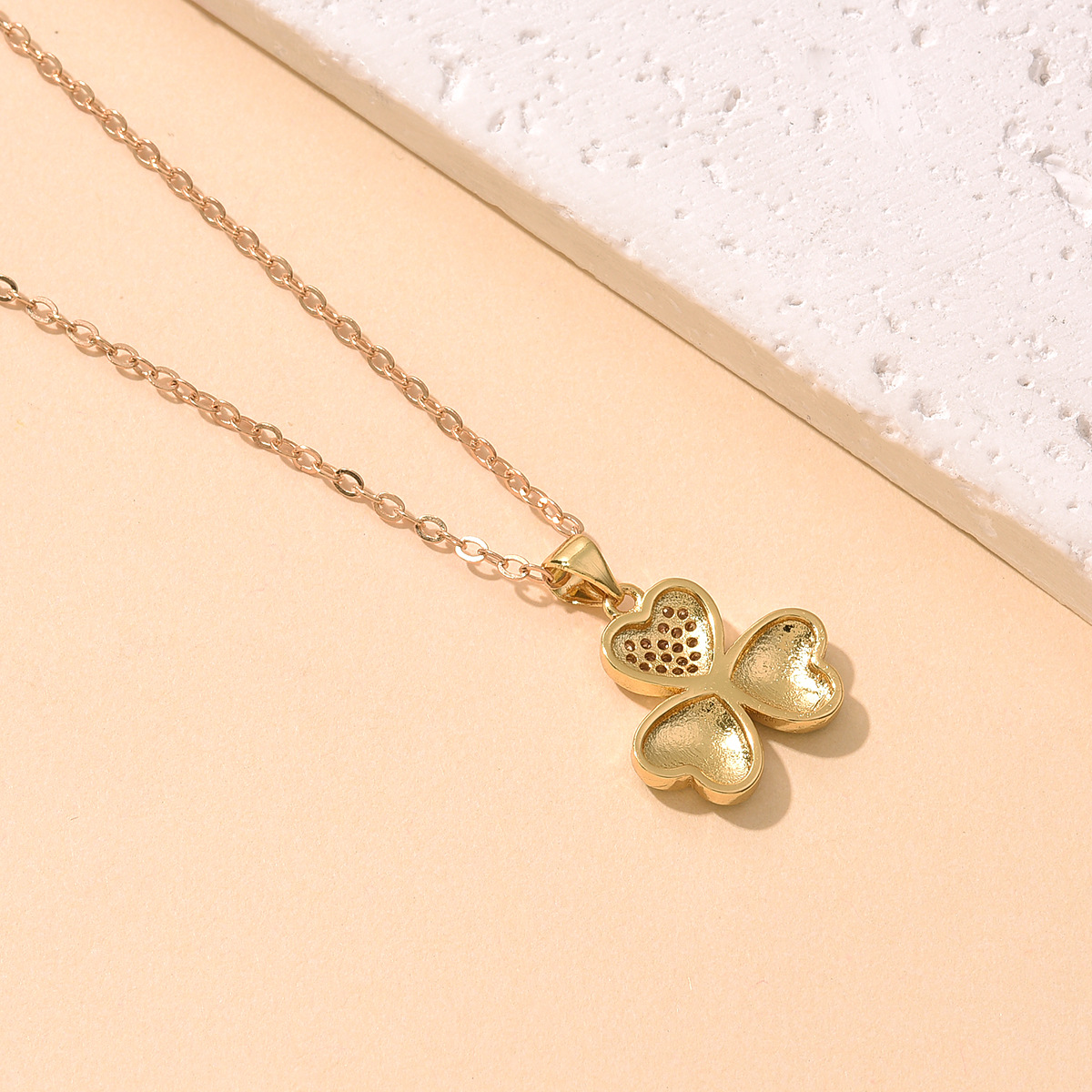 Fashionable clover heart-shaped pendant necklace with simple and fashionable design, DIY zircon accessory necklace pendant Specification image