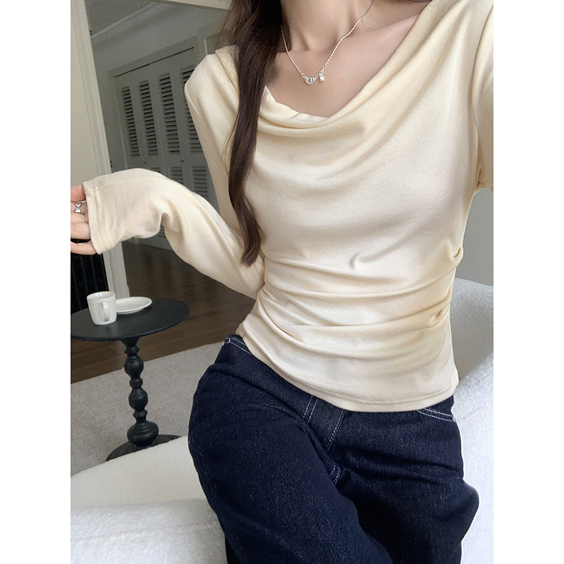 The upside-down design, off-the-shoulder one-shoulder top exudes a sense of sophistication. The new autumn style features pleated innerwear and a long-sleeved T-shirt for women Item Picture