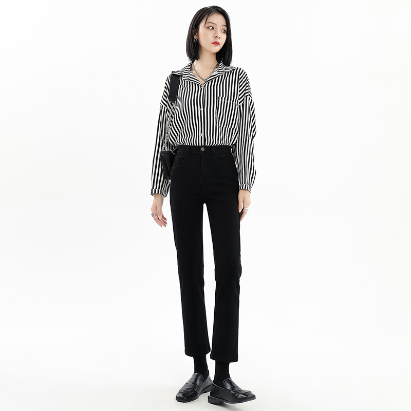 直筒牛仔裤女白底实物图