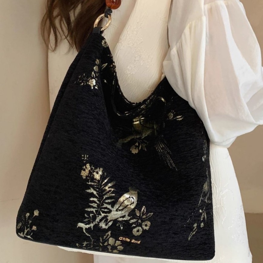 The 2025 new large-capacity new Chinese-style single-shoulder bag with embroidery in a national trend style is versatile for commuting and casual wear. It features an artistic and ancient style Application Scenario