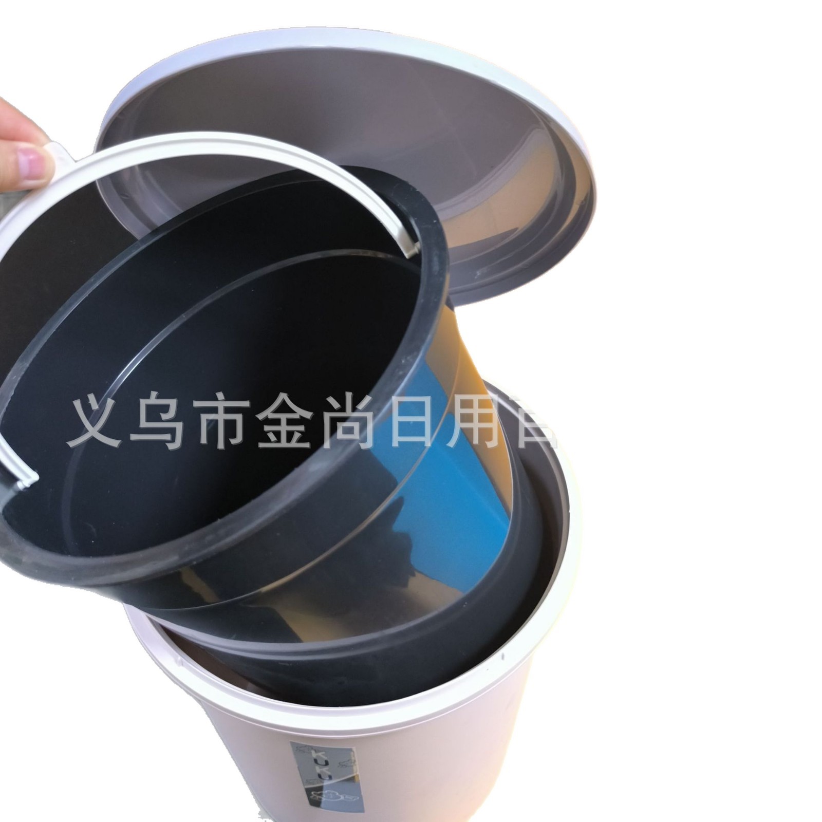 Round plastic trash can, simple pedal trash can, household large-capacity pedal garbage bin with lid Item Picture
