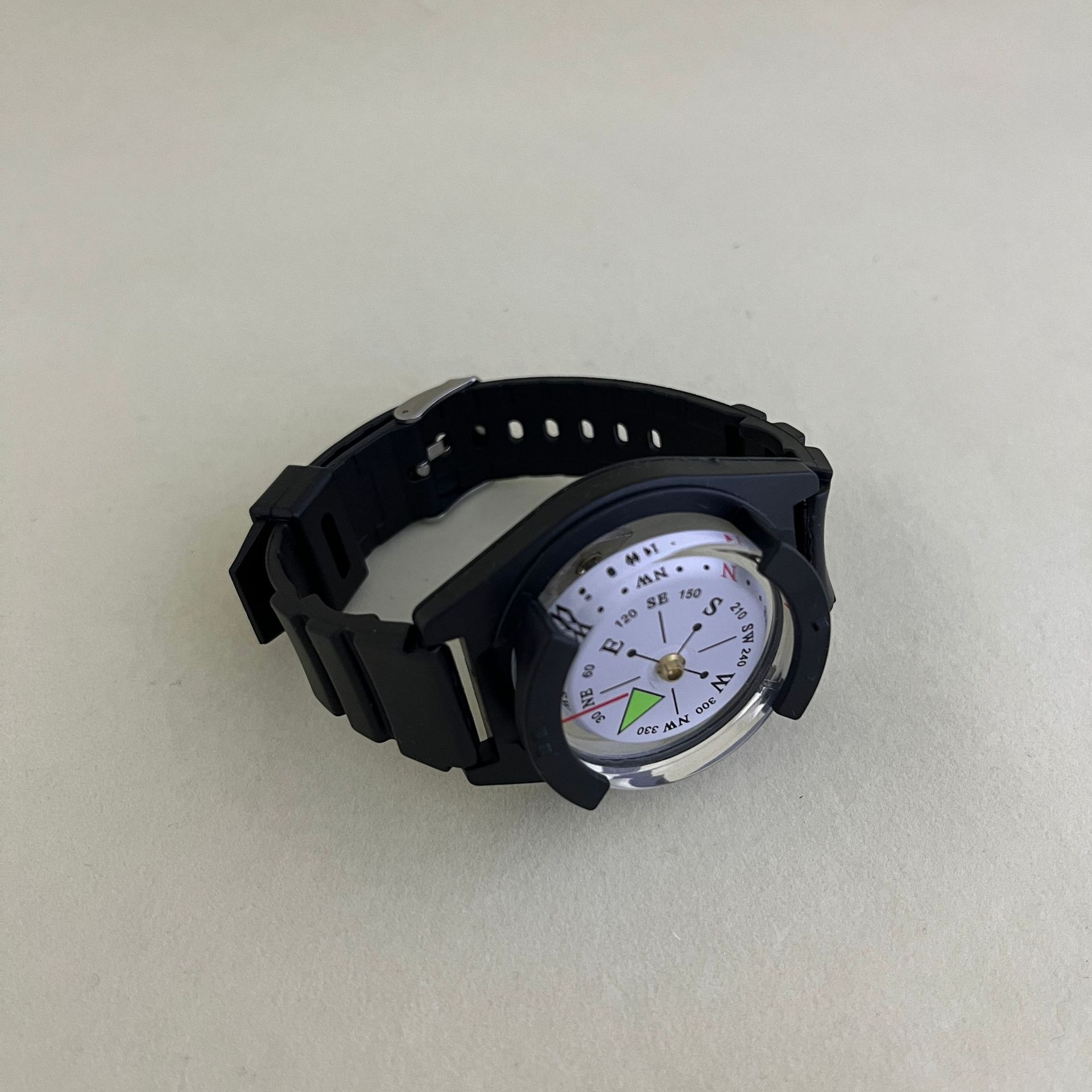 A watch-style diving compass with a strong magnetic wristband and adjustable multi-functional compass for outdoor diving Item Picture