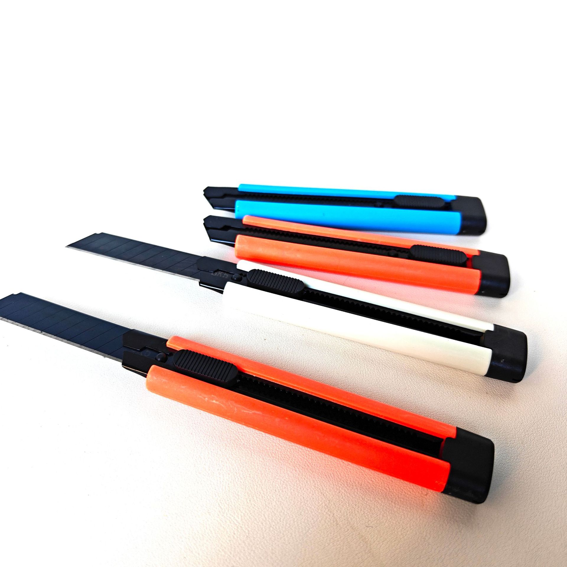 【2-8区】7088美工刀 100/盒 800/件7088美工刀彩柄家用快递开箱刀壁纸刀裁纸工具日用美工刀2元批发产品图