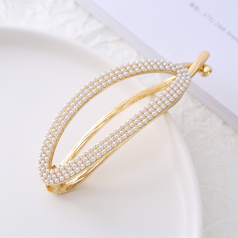 New Korean Version Of Pearl Inlaid Diamond Oval Hair Back Head Ball Head Twist Clip A Word Clip High-Grade Hair Accessories Application Scenario