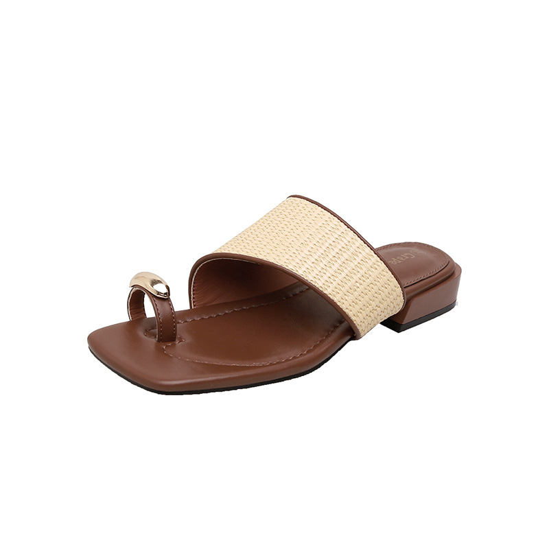 Grape Mom's new summer vacation-style metal flip-flops with a stylish square head and grass woven toe cover for women to wear outside Item Picture