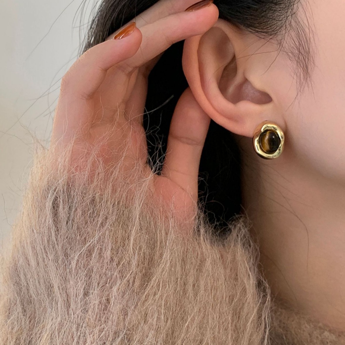 The high-end Maillard tiger's eye ear studs with gold edges and irregular shapes offer a unique and high-end look. They are fashionable and versatile women's earrings for work Application Scenario
