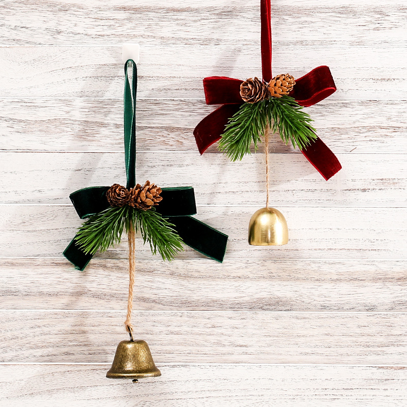 Christmas decorations, pendants, bells, pinecones, home door decorations, atmosphere decoration, scene arrangement, Christmas tree small ornaments details Picture