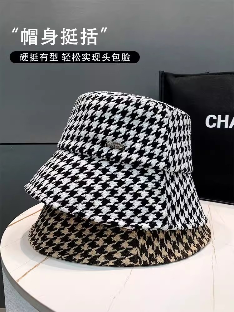 The thousand-bird checkered hat is a fashionable and retro spring and autumn style for women. It's a fisherman's hat that covers the face without makeup and exudes a sense of sophistication. It's a small basin hat that shows off the face details Picture
