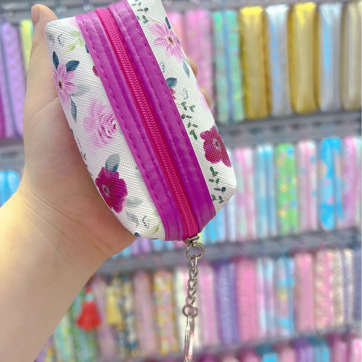 For middle-aged and elderly people, it's a gift for women to give to their mothers, grandmothers, and the elderly. It's a small fabric storage bag with a zipper pocket and a key wallet Specification image