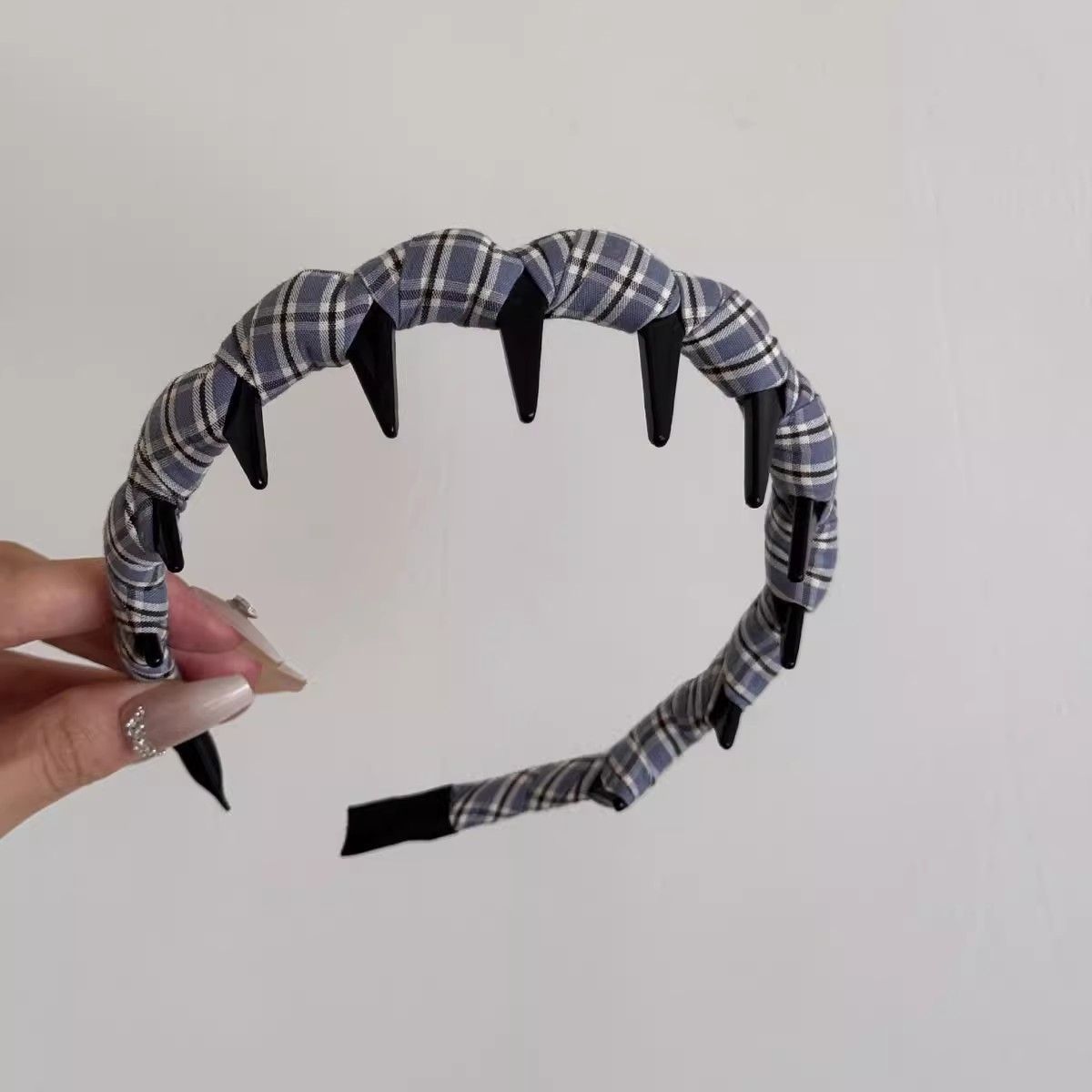 Versión coreana simple cuadrícula envoltura de tela vedado con dientes aro de pelo ondulado mujer versátil fuera de prensa aro de cabeza red hair accesorio Specification image