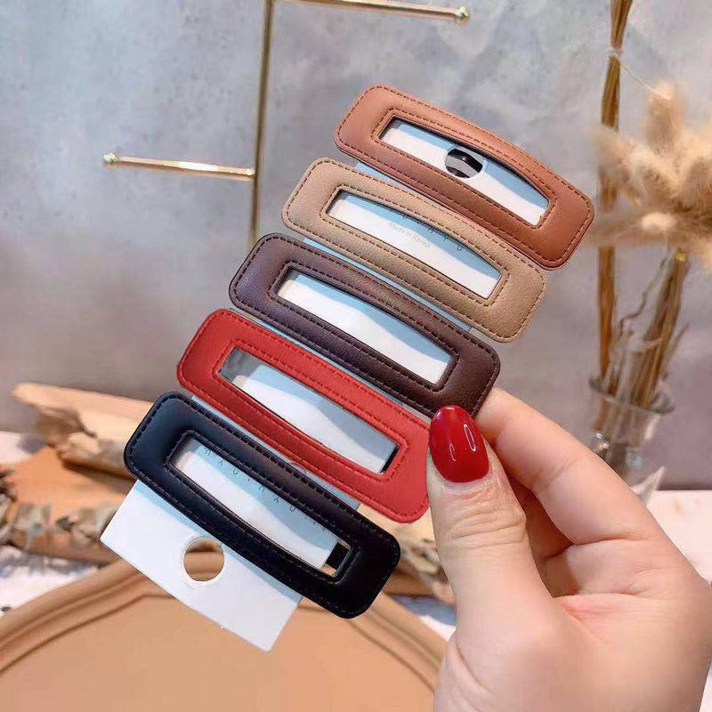 The same style of fashionable leather hair accessory as Dongdaemun in South Korea, with a simple and elegant side clip and a versatile half-bun hair clip at the back of the head details Picture