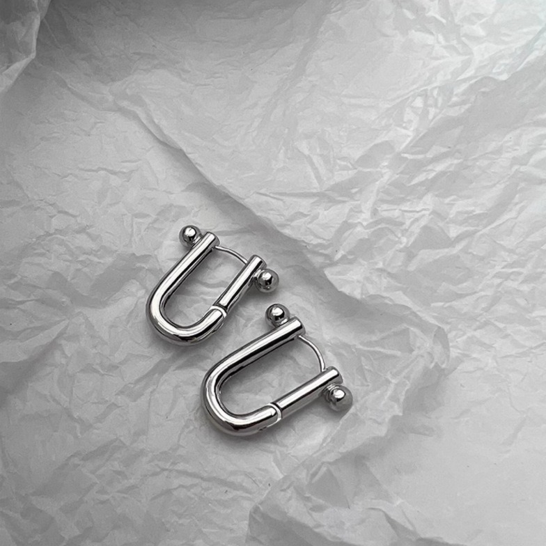 S925 Sterling Silver U-Shaped Horseshoe Ear Buckle Korean Version Simple All-In-One Earrings Fashion Temperament All-In-One Ins Style Earrings Application Scenario