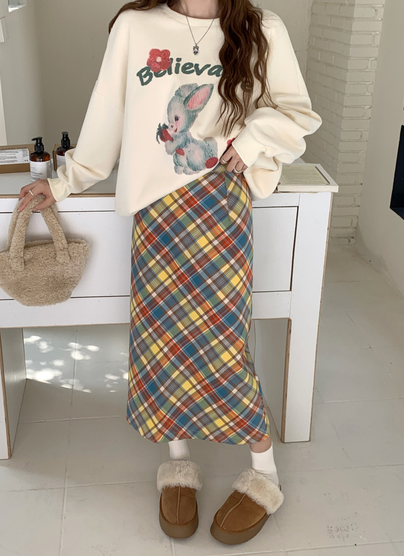 Candy-colored women's half skirt for autumn/Winter 2023, A fashionable high-waisted, backslit, hip-hugging, checked mid-length A-line skirt Specification image