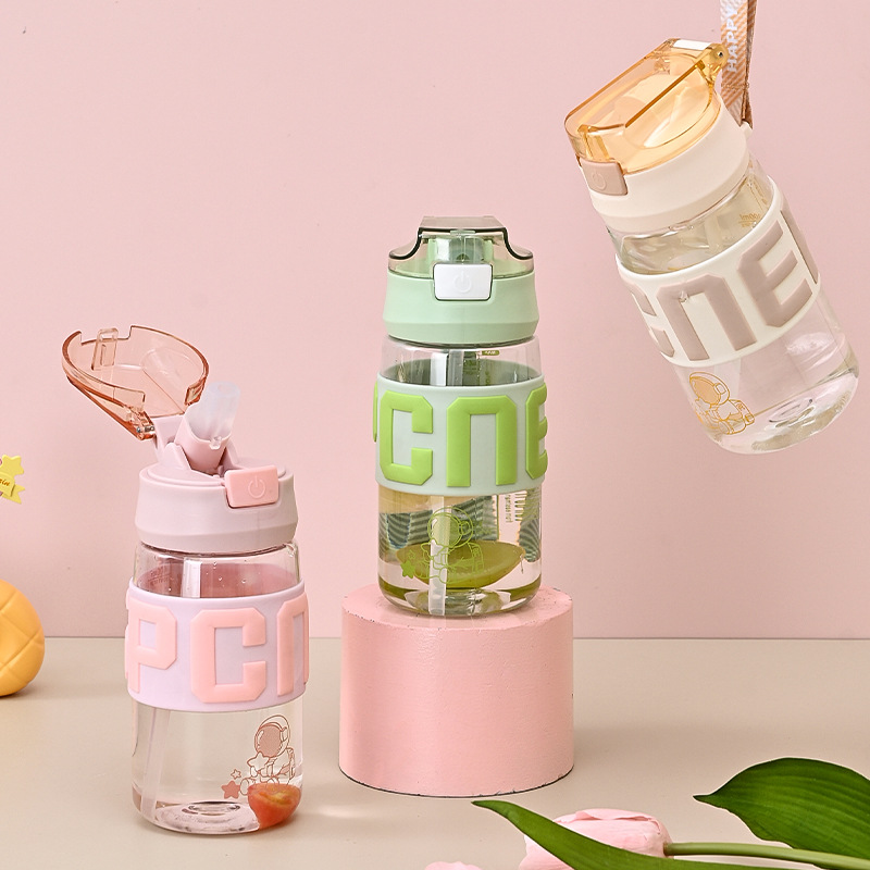New summer sports cup, student water cup, silicone heat-resistant and heat-insulating plastic straw cup, portable for students Application Scenario