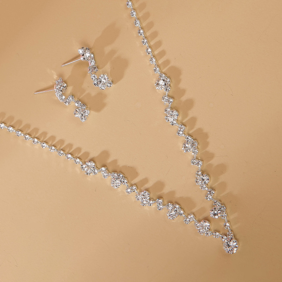 European and American bestsellers, light luxury, niche and exquisite necklaces, versatile, stylish, fashionable and individual two-piece set of necklaces and stud earrings Item Picture