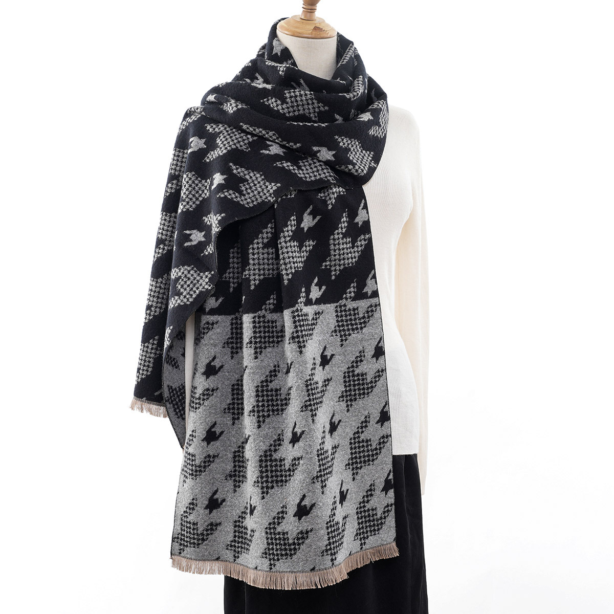 The best-selling new thousand-bird checkered color-blocked fashion cashmere jacquard warm thickened short beard women's scarf shawl in 2023 Application Scenario