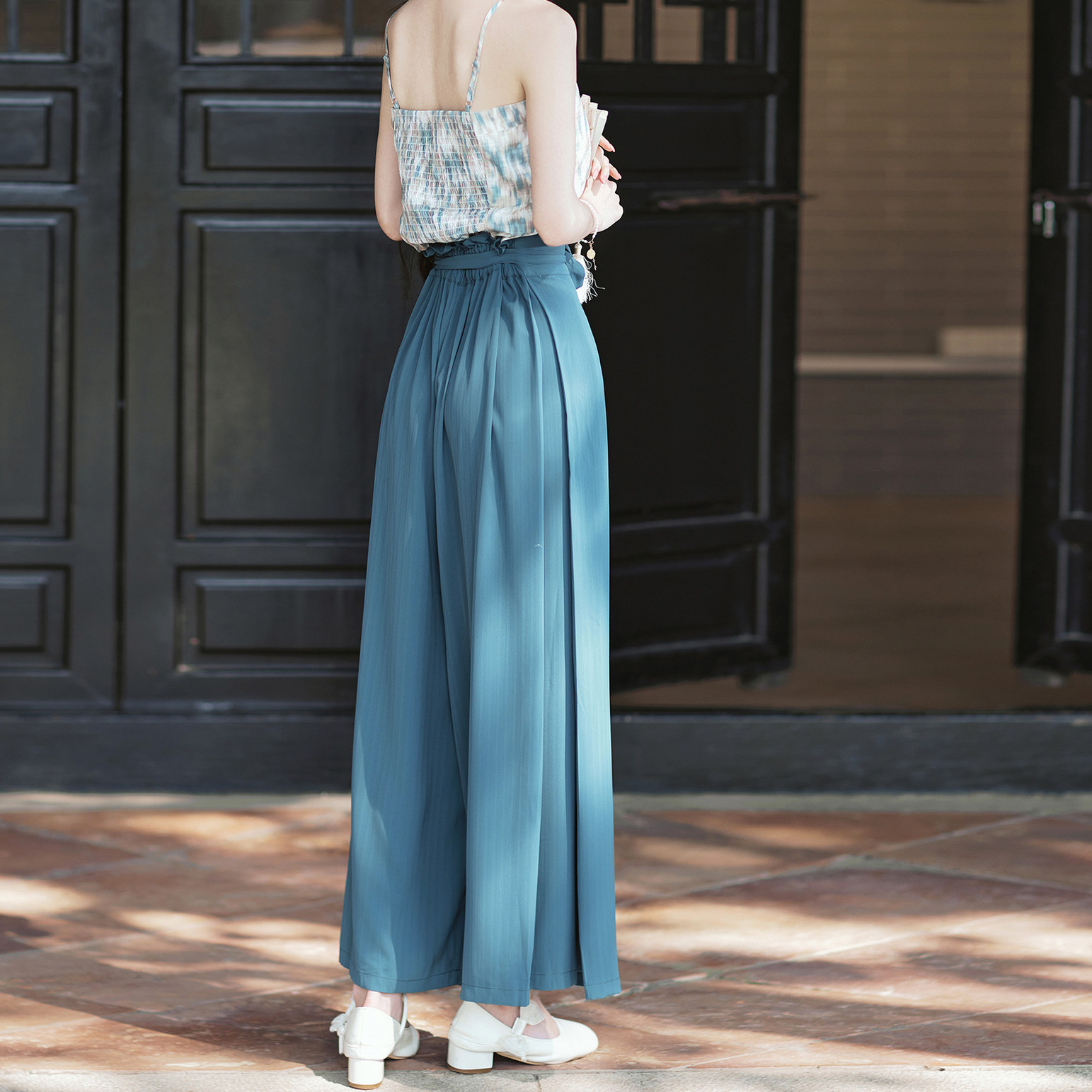 "National trend real photos: Chinese tea clothing, Song-style cardigan, Hanfu, spring and summer halter tops, Han elements, daily improvement, Song Dynasty pants, commuting sets wholesale. Application Scenario