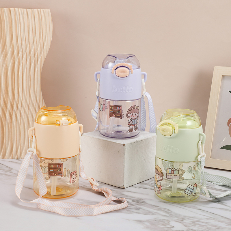 This cute internet-famous water cup is specially designed for school. It is a plastic cup for children and students with straws. It has a high level of appearance and is portable details Picture