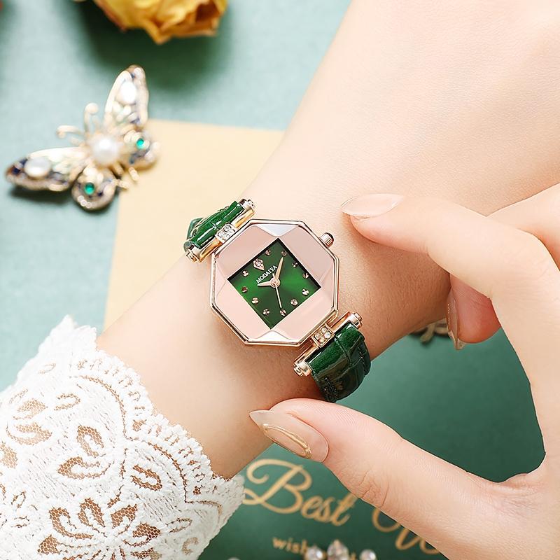 Explosivo mujer accesorios moda temperamento cinturón gema cara mujer reloj simple atmósfera con conjunto de pulsera reloj Application Scenario