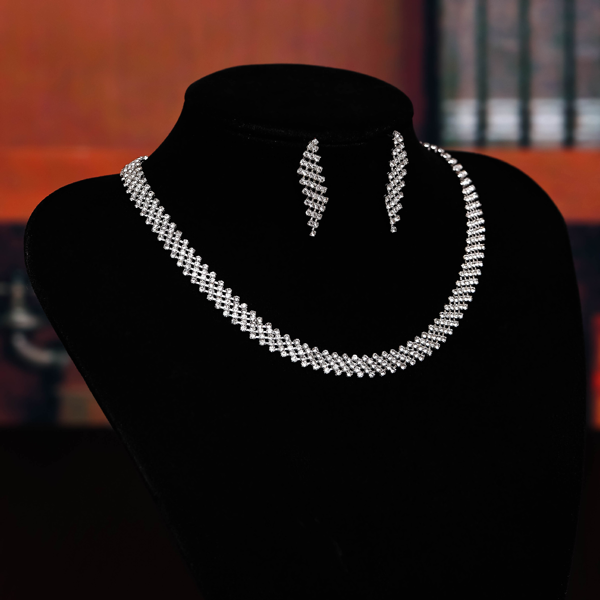 Bride's wedding accessories, lady's bride necklace, decorative set, fashionable claw chain, dazzling studded banquet necklace, earrings details Picture
