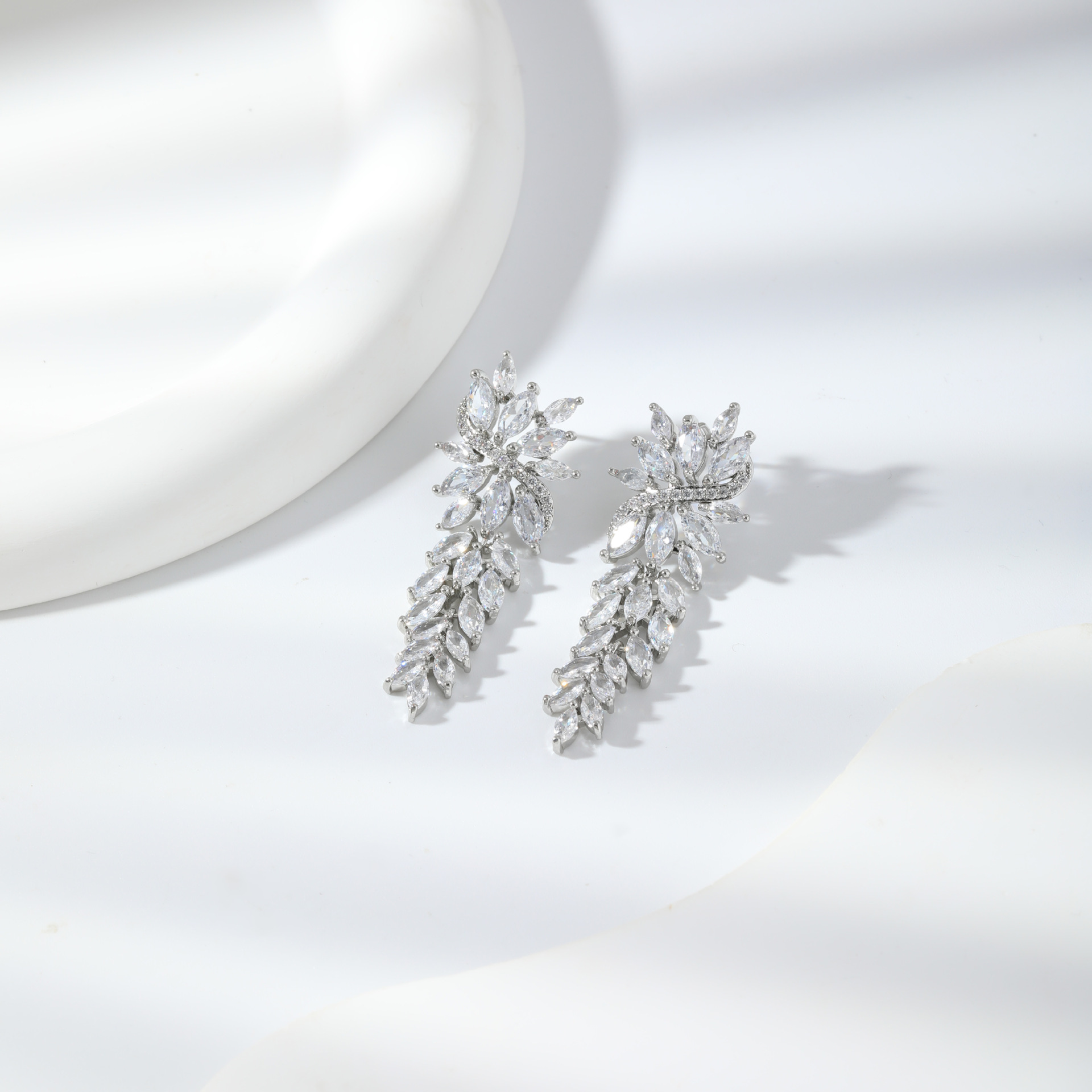 Kashi's new autumn European and American leaf geometric tassel design zircon stud earrings are Valentine's Day gift accessories for couples Application Scenario